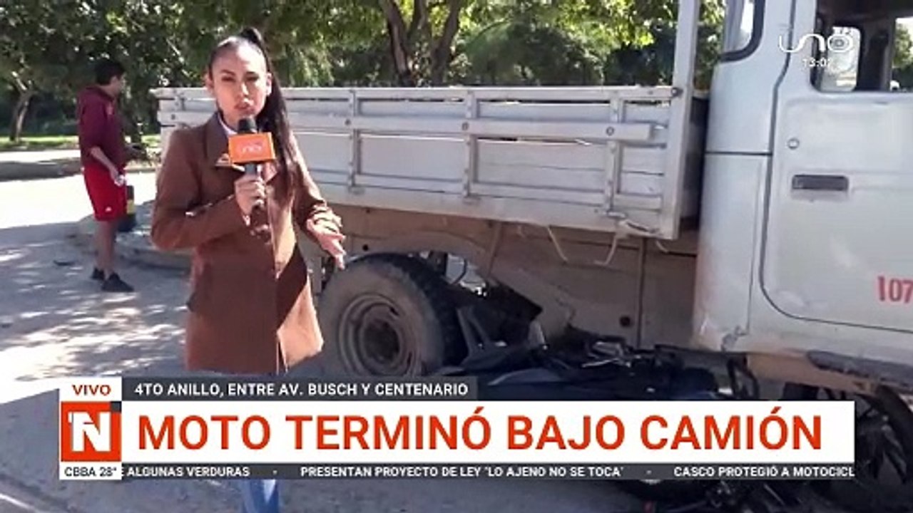 Motocicleta terminó debajo de un camión