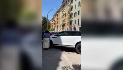 Roma, suv sul marciapiede: i passanti apparecchiano sul cofano con tovaglia e bicchieri
