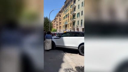 Tải video: Roma, suv sul marciapiede: i passanti apparecchiano sul cofano con tovaglia e bicchieri