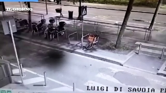 Milano, poliziotti sparano a un uomo che lanciava pietre con una fionda