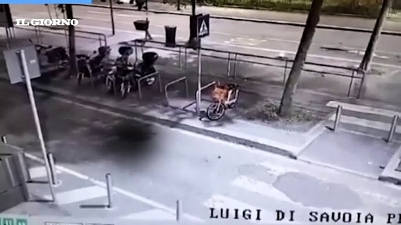 Milano, poliziotti sparano a un uomo che lanciava pietre con una fionda