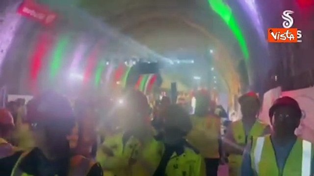 Lavori del terzo Megalotto SS 106 Jonica, abbattuto ultimo diaframma della galleria Roseto 1