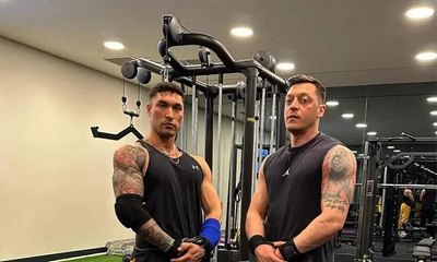 مسعود أوزيل يستعرض قوته العضلية