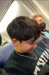 Mulher faz sesta em compartimento de bagagem – e há imagens