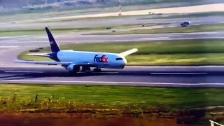 Un avion Boeing de FedEx atterrit sans roue avant