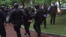 美 MIT·유펜, 반전 시위에 경찰 투입...수십 명 체포 / YTN