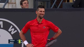 Rome - L'alarme de Moutet sonne en plein match, Djokovic hilare