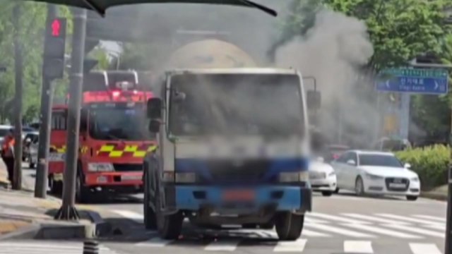 도로 한복판 레미콘 차량에서 불... 엔진룸 과열 추정 / YTN