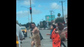 Grupo de cavernícolas cruzando la calle es captado en Tijuana