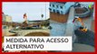 Passarela é destruída para criação de corredor humanitário em Porto Alegre (RS)