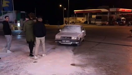 Yakıt istasyonunda bir araç alev aldı