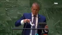 عقب تصويت الأمم المتحدة لصالح عضوية فلسطين.. سفير إسرائيل لدى الأمم المتحدة يمزق ميثاق المنظمة
