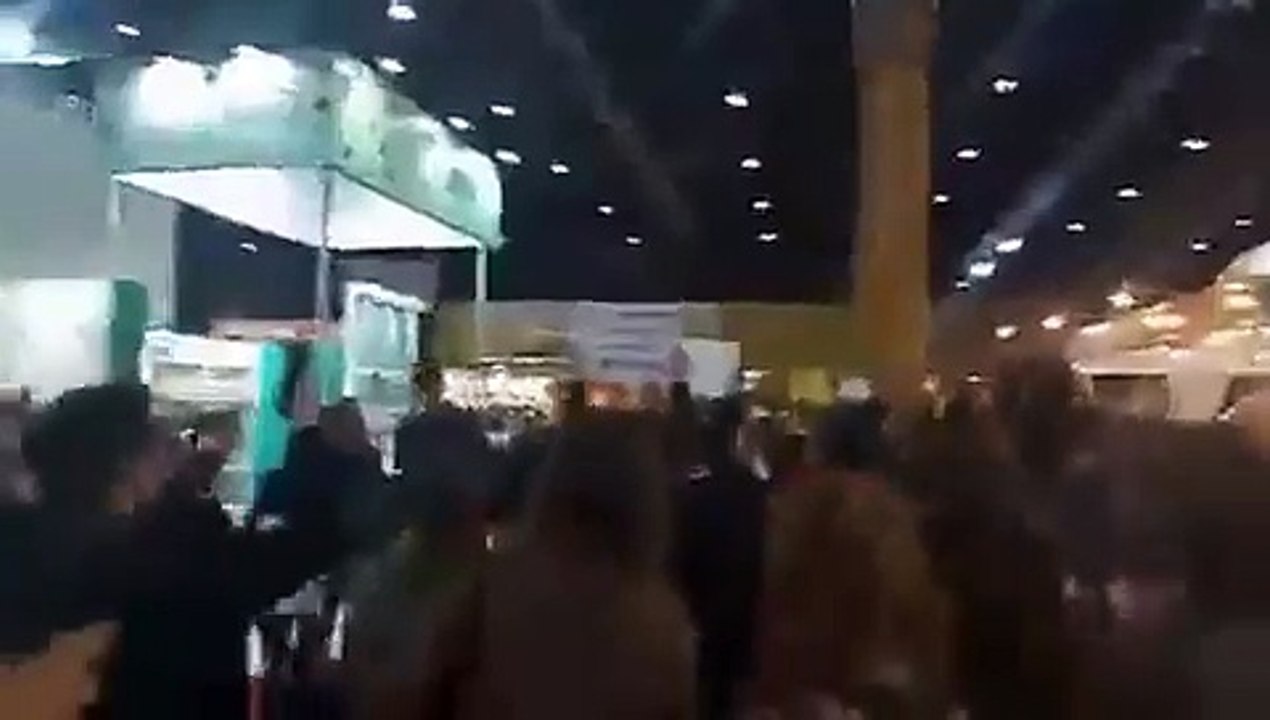 Un grupo de personas se manifestó en contra de Márquez al grito de "eso no es libertad, eso es odio".