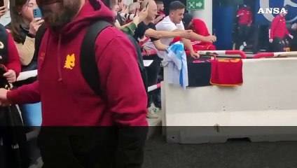 La Roma in Germania tra selfie e autografi