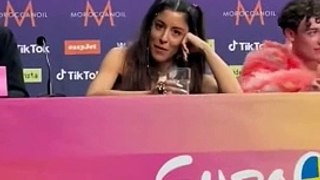 Eurovision : Le comportement irrespectueux de la candidate grecque et du néerlandais face à la représentante d Israël, en pleine conférence de presse, choque les internautes !