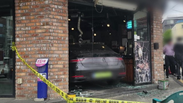 식당으로 차량 돌진... 브레이크 대신 가속 페달 밟아 / YTN