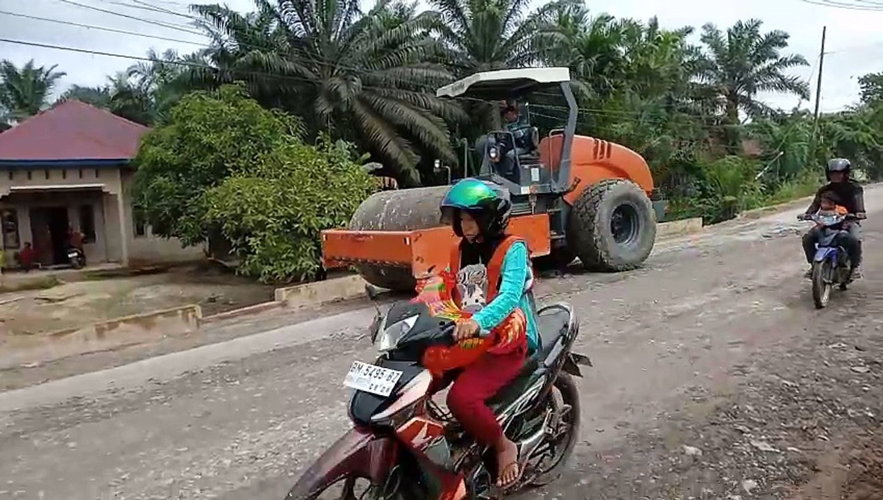 Traktor perbaikan jalan