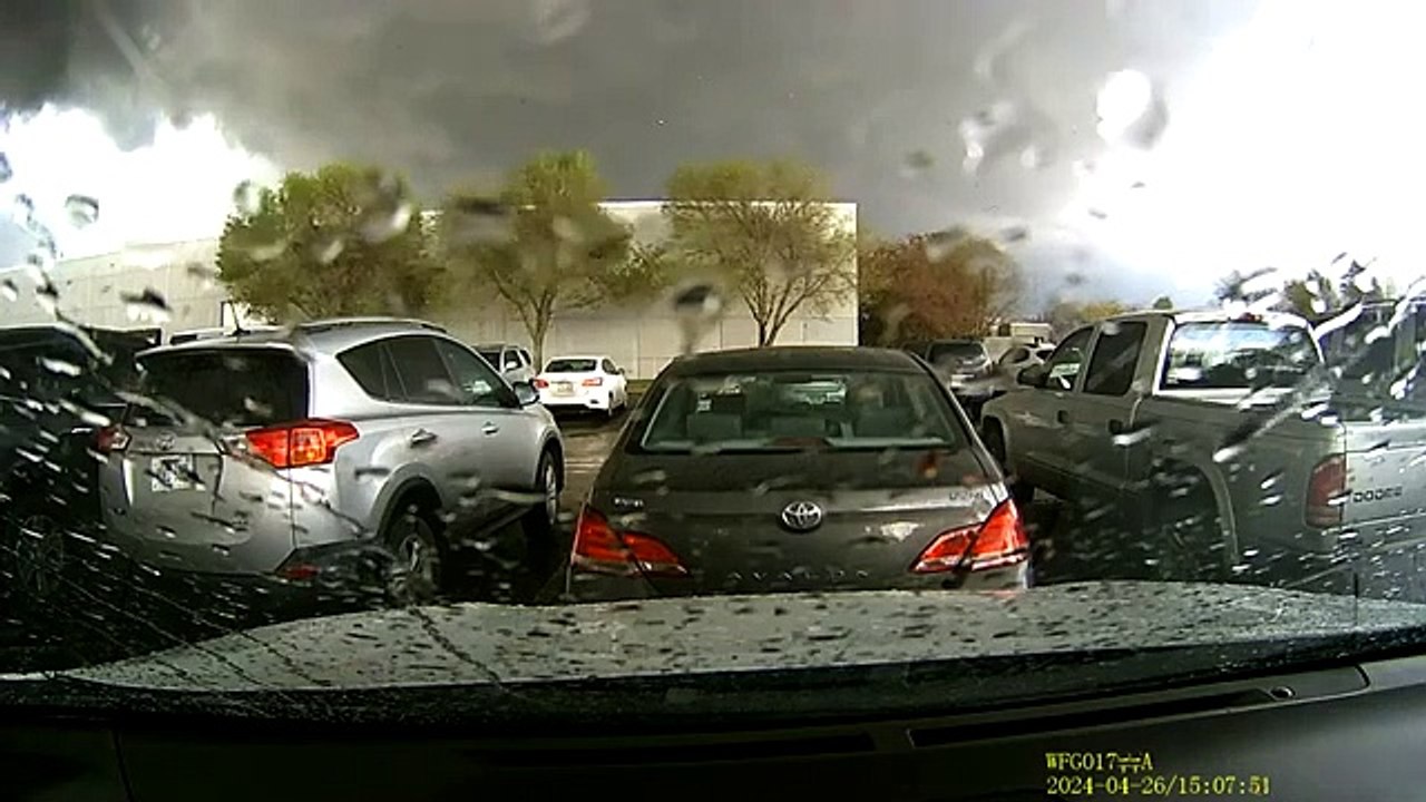 Sa dashcam filme une tornade impressionnante