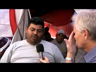 Los padres de familia que están con sus hijos y los profesores