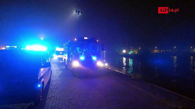 W Ustce mężczyzna wpadł do kanału portowego, bo zagapił się w telefon komórkowy