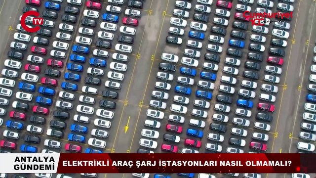 Elektrikli araç şarj istasyonları kazalara davetiye çıkarıyor: Kaldırım üzerinde araçlar şarj ediliyor!