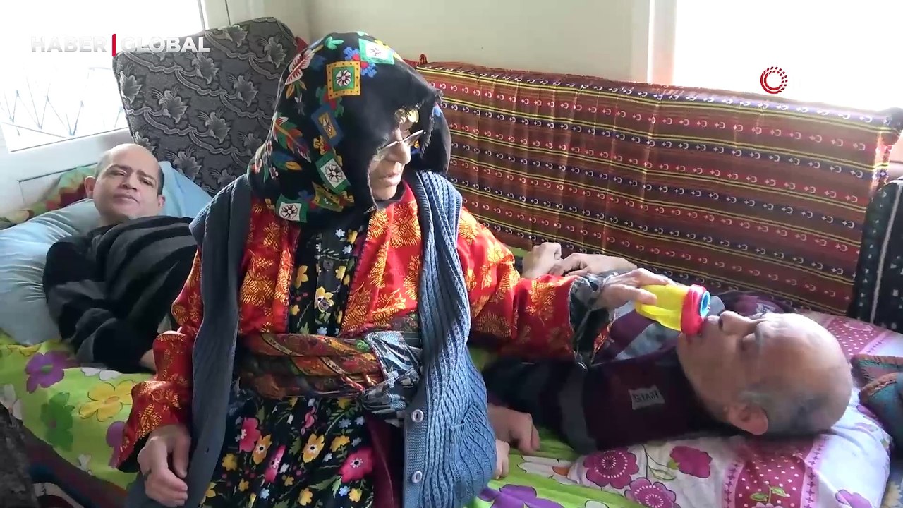 93 yaşındaki fedakar anne, 60 yıldır engelli çocuklarına bebek gibi bakıyor
