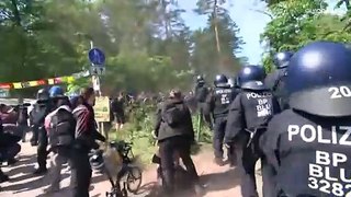 فيديو: رافضين توسيع مصنع تسلا على حساب الغابات.. ناشطون بيئيون يشتبكون مع الشرطة الألمانية قرب برلين