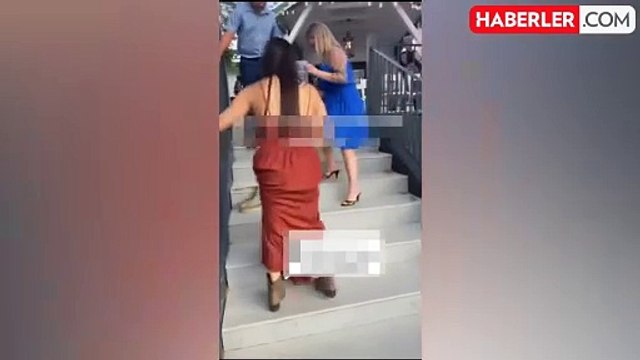 Amerika Birleşik Devletler'inde düğünü basan yılanı elleri ile uzaklaştıran gelinin kız kardeşi, kahraman ilan edildi