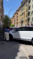 Roma, parcheggia Suv davanti al ristorante e la gente apparecchia il cofano con tovaglia e bicchieri: con un biglietto