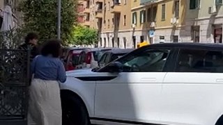 Roma, parcheggia Suv davanti al ristorante e la gente apparecchia il cofano con tovaglia e bicchieri: con un biglietto