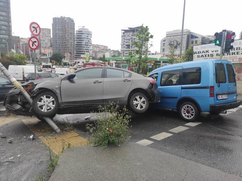Kağıthane’de kırmızı ışıkta bekleyen araçlara çarptı