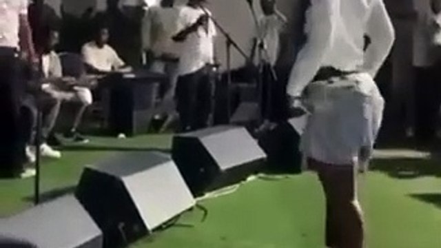 Fabregas : Le chanteur congolais déclenche l'indignation en déshabillant une danseuse sur scène (VIDEO)