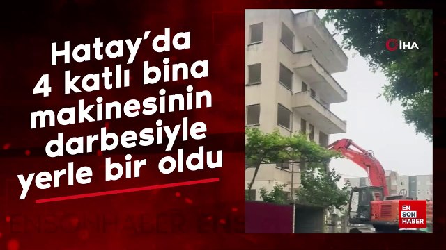 Hatay'da 4 katlı bina iş makinesinin darbesiyle yerle bir oldu