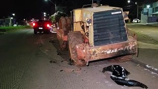 Dodge RAM fica destruída ao atingir máquina de rolo compactador na Avenida Carlos Gomes