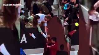 İmza verirken kafasına su şişesi atılan Novak Djokovic bu kez önlem aldı