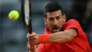 GALA VIDEO - Novak Djokovic assommé par une gourde : sa séance d’autographes tourne court