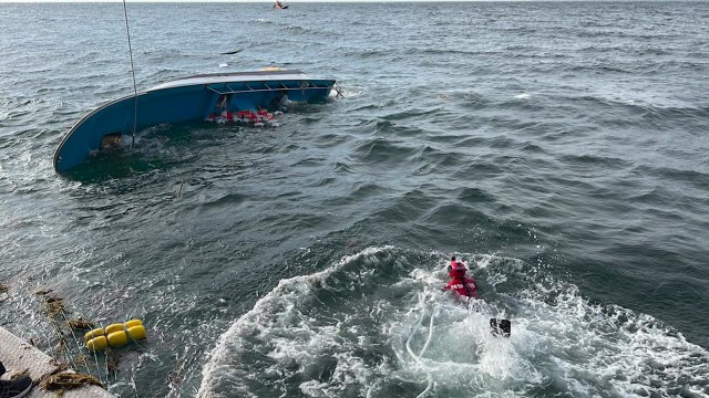 강원 속초 앞바다에서 선박 전복...해경·민간 어선 함께 구조 / YTN