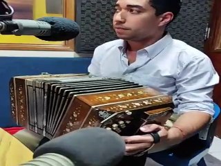Felipe Barboza y su acordeón en Radio Tacuarembó, previo a su actuación en el Teatro Escayola