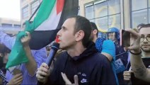 Zerocalcare tra i manifestanti pro Palestina dopo le tensioni al Salone del Libro