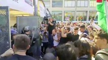 Salone del libro di Torino, scontri tra manifestanti pro Palestina e forze dell'ordine