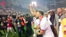 Kupa töreninin ardından futbolcular kupa ile taraftarları selamladı.