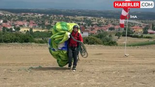 Türkiye Yamaç Paraşütü Ege Bölgesi Hedef Yarışması Uşak'ta yapıldı