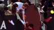 Novak Djokovic leva garrafada na cabeça ao dar autógrafos em Roma