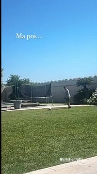 Cristian Totti calcia una punizione (nel giardino della villa al Torrino), ecco lo stop di Ilary Blasi