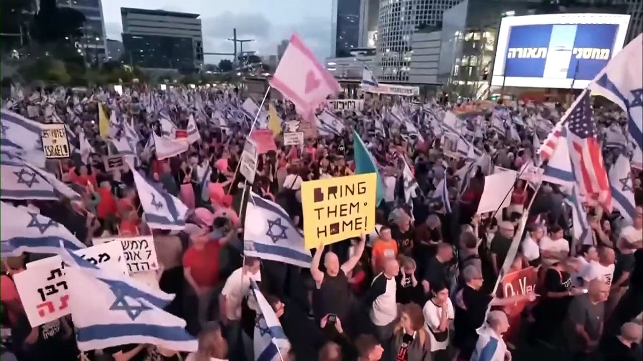 شاهد:"حان الوقت للإطاحة بالديكتاتور!".. عائلات الأسرى الإسرائيليين تتهم نتنياهو بالتخلّي عن أبنائهم