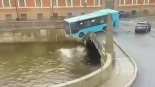 Russia, bus precipita dal ponte: almeno 4 morti