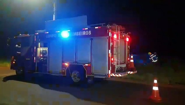 Fusca é consumido pelas chamas no Vila Tolentino