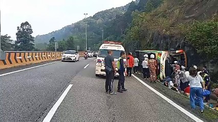 长巴失控翻入沟渠，司机乘客受伤送医🚑