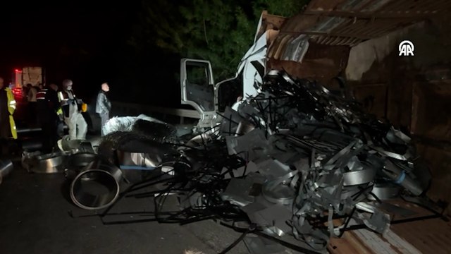 Anadolu Otoyolu'nda park halindeki TIR'a başka TIR çarptı , 2 ölü