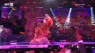 Eurovision 2024: Σκόνη & θρύψαλα έκανε ο Ελβετός το βραβείο του - Η viral στιγμή με το «ατύχημα»